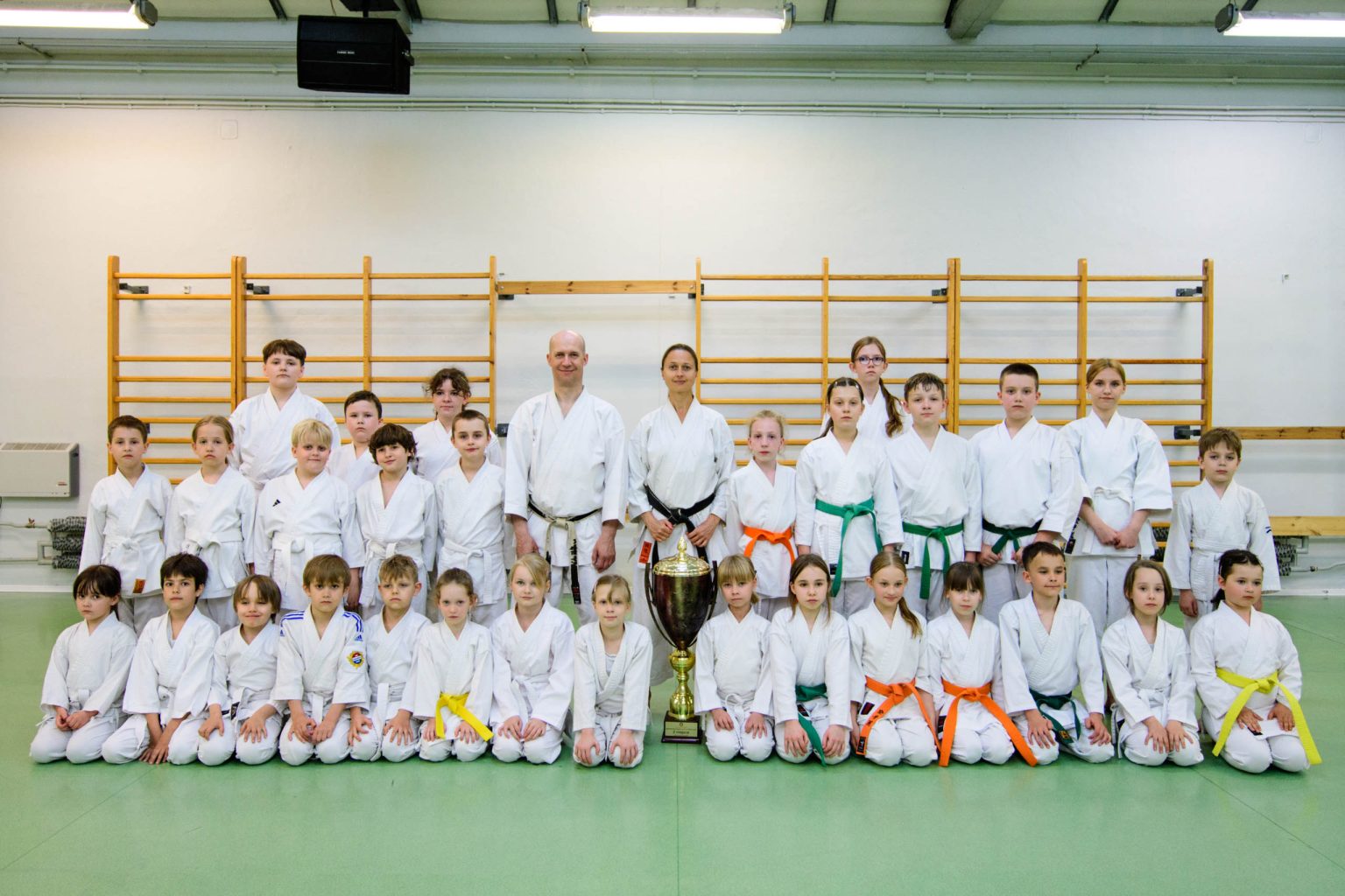 Szkola karate z Lodzi z pucharem i medalami fot Sebastian Szwajkowski 1