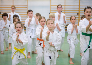 Szkola karate z Lodzi z pucharem i medalami fot Sebastian Szwajkowski 31