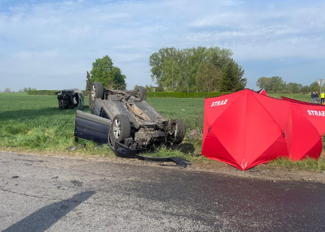 Śmiertelny wypadek w powiecie poddębickim. Podwójne dachowanie