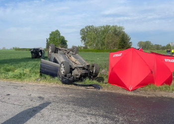 Śmiertelny wypadek w powiecie poddębickim. Podwójne dachowanie
