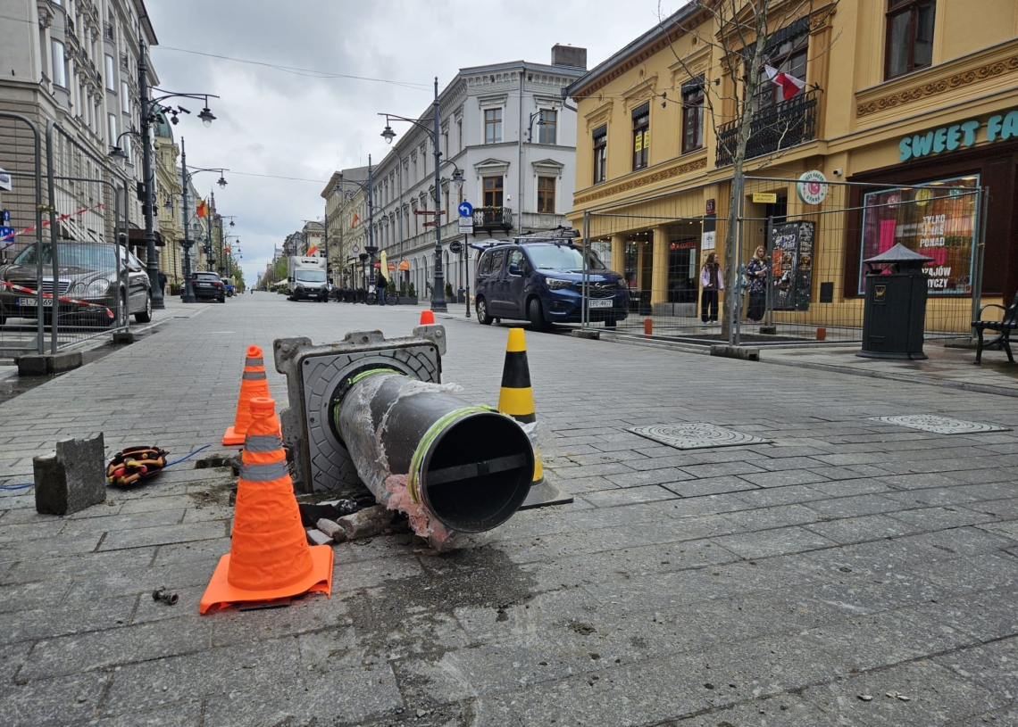 Przewrócony słupek na Piotrkowskiej. Mijanka dwóch aut doprowadziła do jego upadku