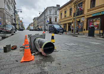 Przewrócony słupek na Piotrkowskiej. Mijanka dwóch aut doprowadziła do jego upadku