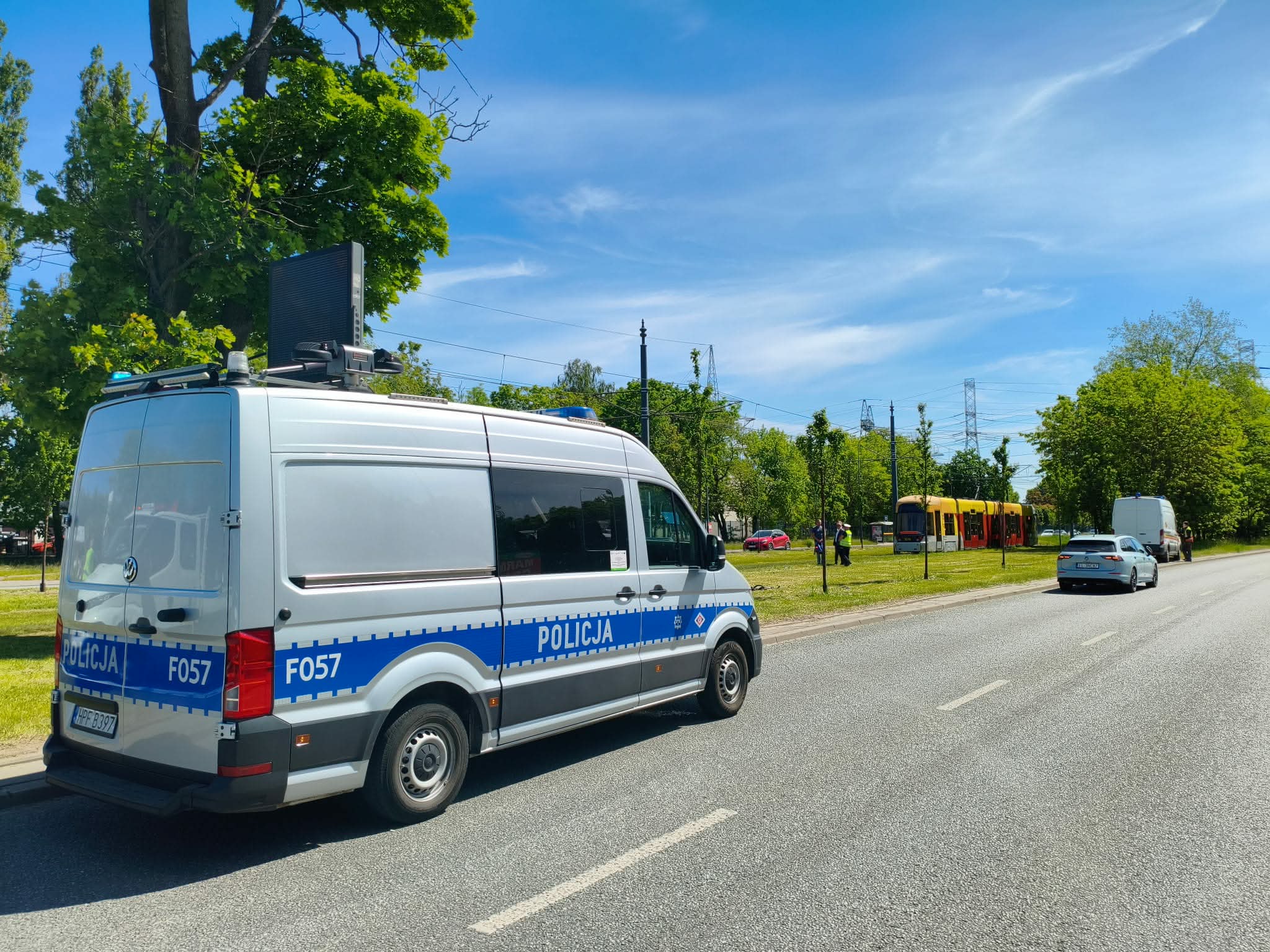 Tragedia na Rokicińskiej. 33-latek wpadł pod tramwaj, kosząc trawę