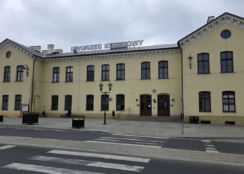 Podziemne przejście pod torami na dworcu kolejowym w Piotrkowie. Minister przedstawił szczegóły