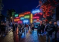 Łódź w świetle neonów. Kultowe szyldy dawnych kin rozbłysły na nowo