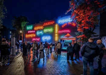 Łódź w świetle neonów. Kultowe szyldy dawnych kin rozbłysły na nowo