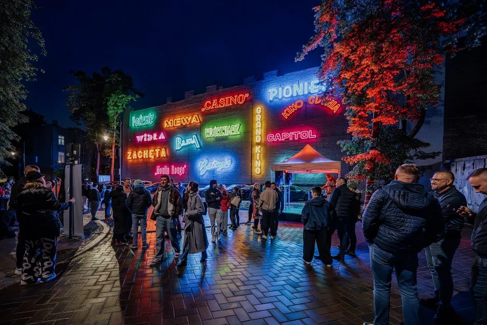 Łódź w świetle neonów. Kultowe szyldy dawnych kin rozbłysły na nowo