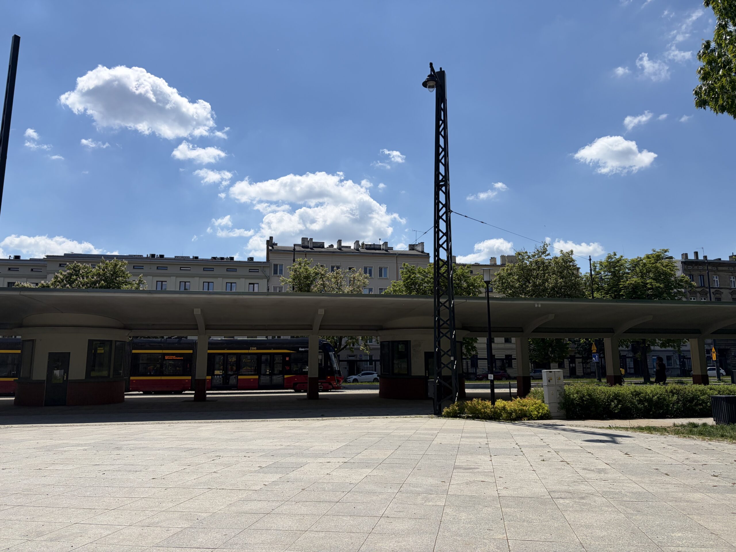 Torowisko za miliony nie będzie dostępne? Przy Północnej chcą parkować architekci 3 Torowisko za miliony nie będzie dostępne? Przy Północnej chcą parkować architekci