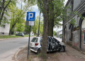 Kolejny wrak porzucony na łódzkiej ulicy. Stoi na miejscu objętym płatnym parkowaniem [ZDJĘCIA]