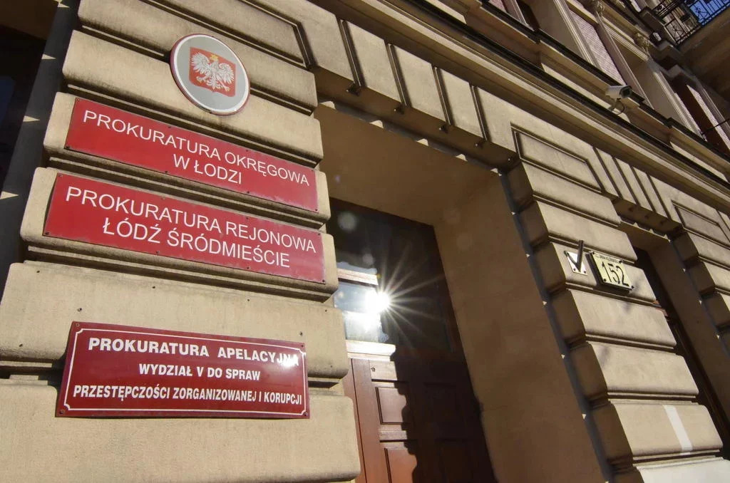 Trzy osoby zatrzymane za organizowanie nielegalnego przekraczania granicy. W tle 130 fikcyjnych spółek