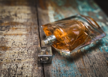 Nowe trendy w męskiej perfumerii. Jak dobrać zapach, który utrzyma się przez cały dzień?