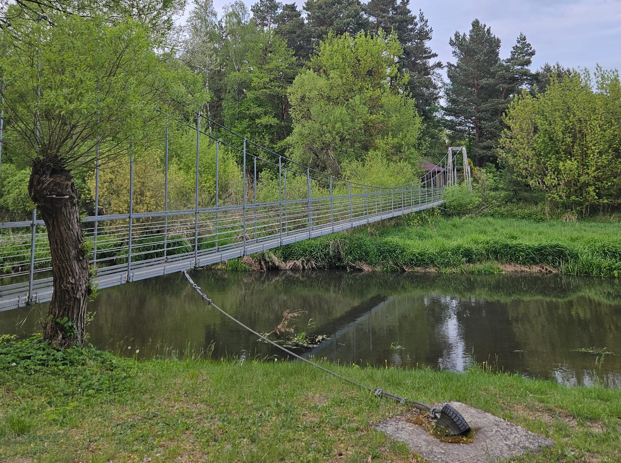 Kładka nad Liswartą w Zawadach na Śląsku, tuż przed ujściem do Warty. Możliwe, że tak mogłaby wyglądać kładka w Księżych Młynach