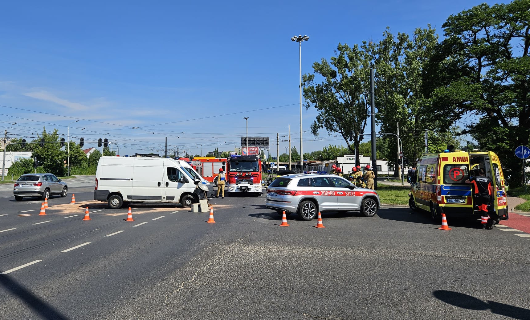 Rozbity radiowóz na al. Włókniarzy w Łodzi. Zderzył się z samochodem dostawczym