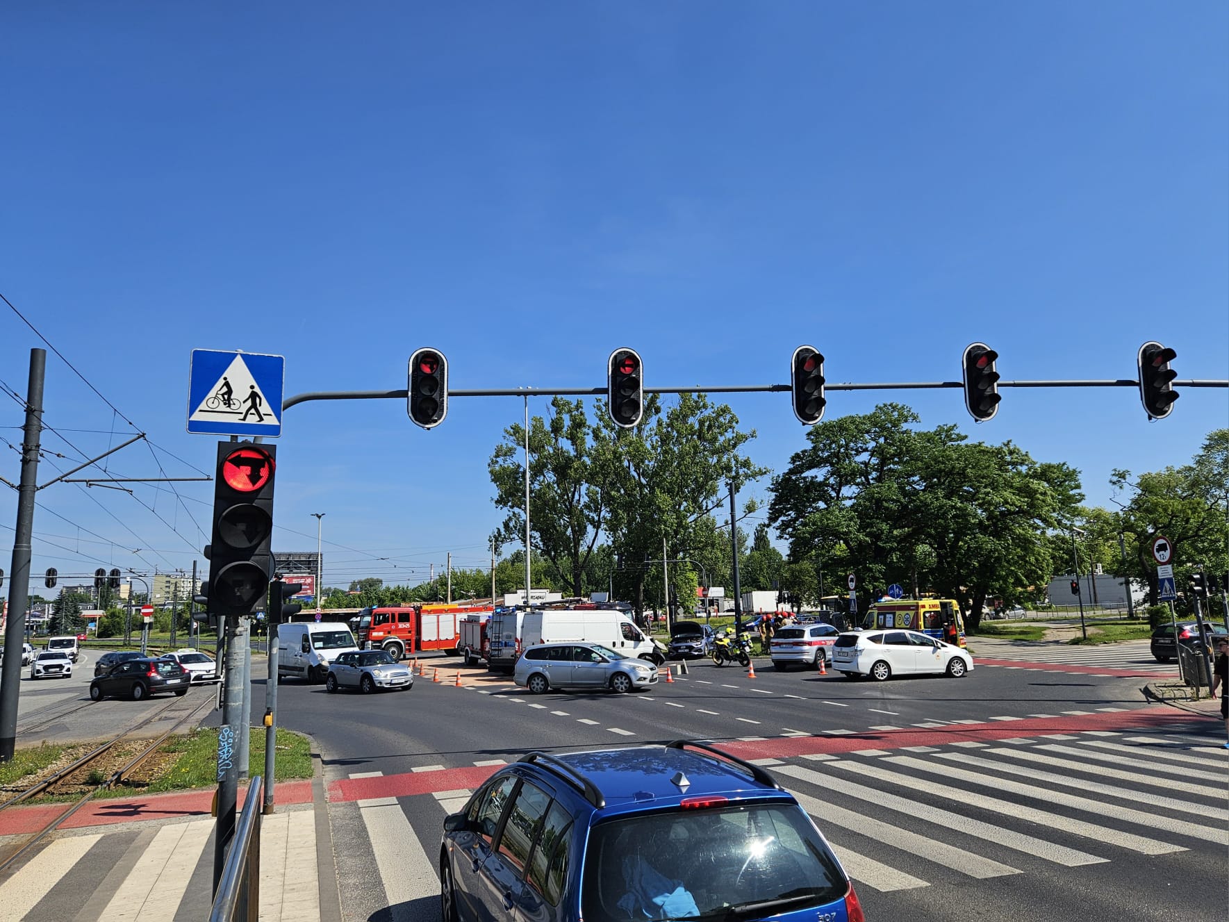 Rozbity radiowóz na al. Włókniarzy w Łodzi. Zderzył się z samochodem dostawczym