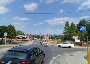 Mają dość stania przed szlabanami. Mieszkańcy Zduńskiej Woli chcą wiaduktu nad torami [ZDJĘCIA]