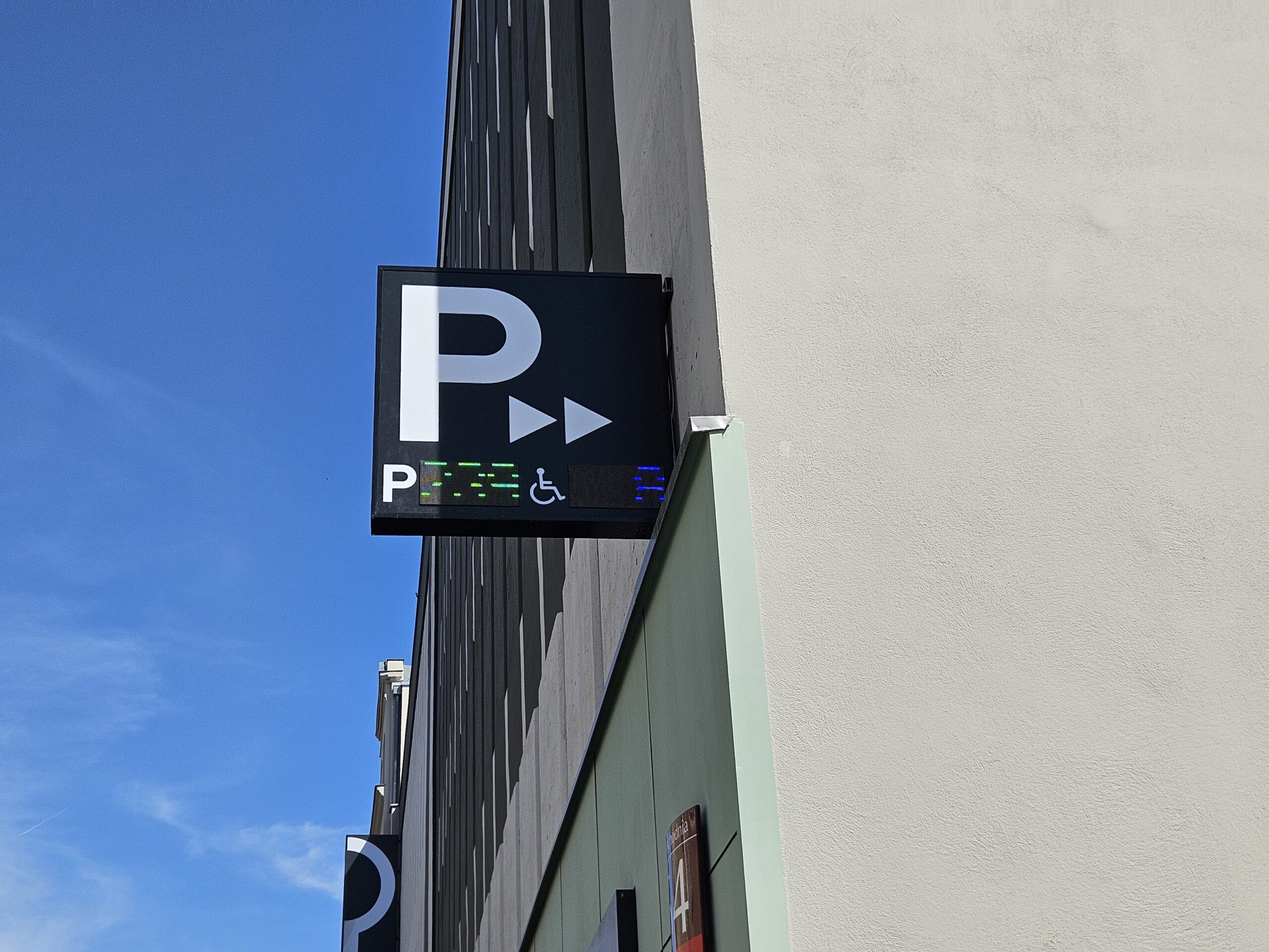 Koniec z darmowym parkowaniem przy Wschodniej w Łodzi. Wielopoziomowy parking świeci pustkami