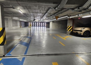Koniec z darmowym parkowaniem przy Wschodniej w Łodzi. Wielopoziomowy parking świeci pustkami