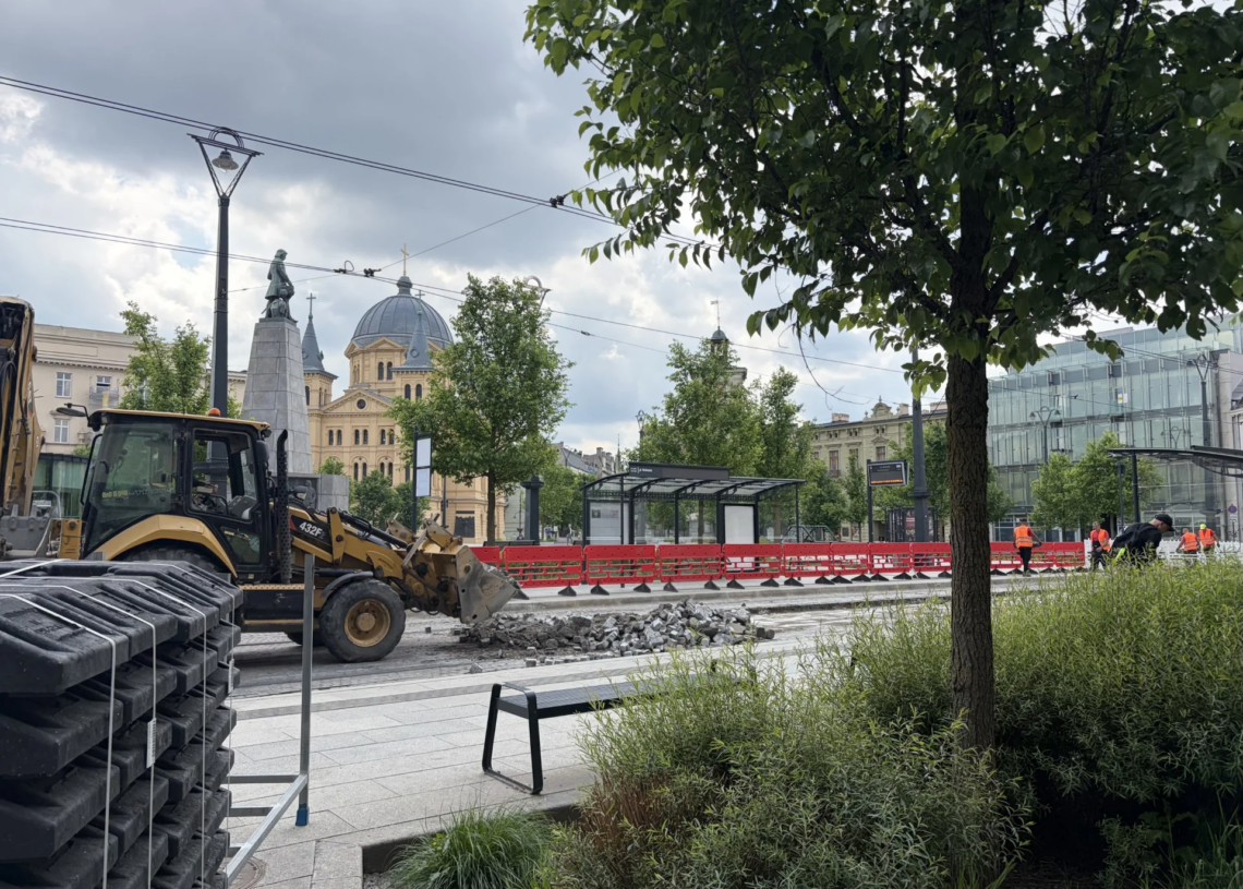 Remont Placu Wolności powoduje korki. A opozycja pyta, co z kostką 1 Remont Placu Wolności powoduje korki