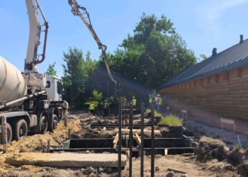 W Piotrkowie Trybunalskim powstaje nowe lodowisko. Zimą ślizgawka, latem korty sportowe