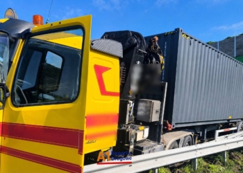 Utrudnienia na autostradzie A1. Ciężarówka wjechała w bariery energochłonne [ZDJĘCIA, AKTUALIZACJA]