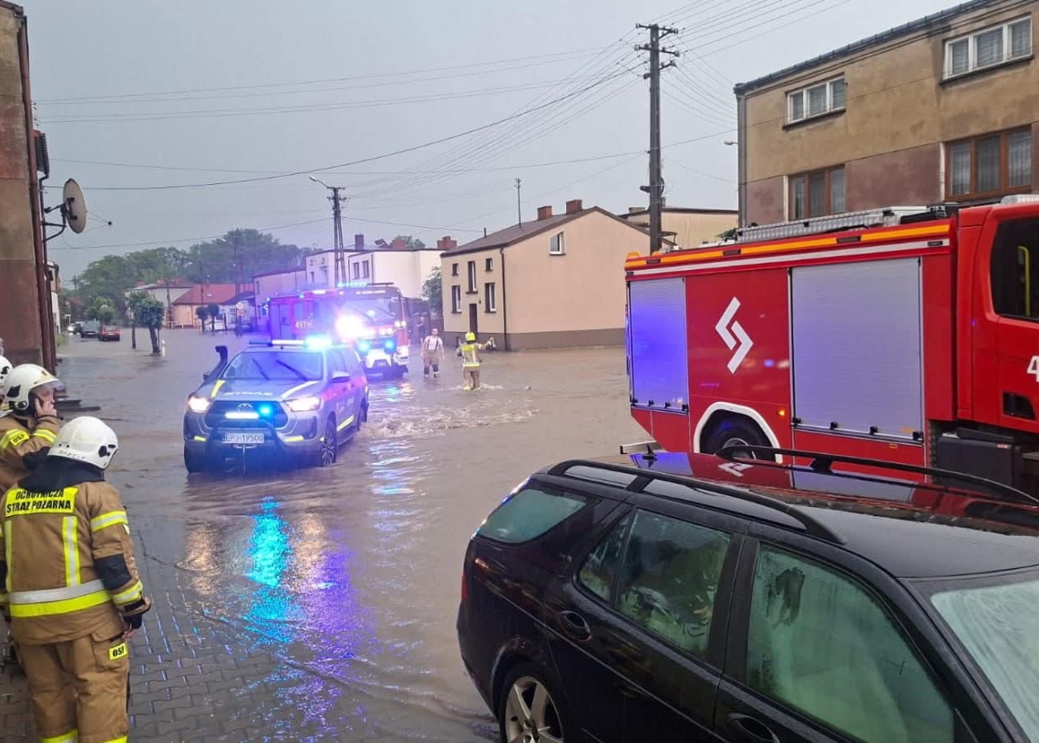 Ulewa i podtopienia w powiecie pajęczańskim. Strażacy interweniowali kilkadziesiąt razy [ZDJĘCIA]