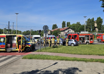 Rozbity radiowóz na al. Włókniarzy w Łodzi. Zderzył się z samochodem dostawczym