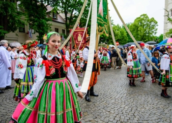 Boże Ciało 2026 w Łowiczu. Barwna procesja przeszła przez miasto