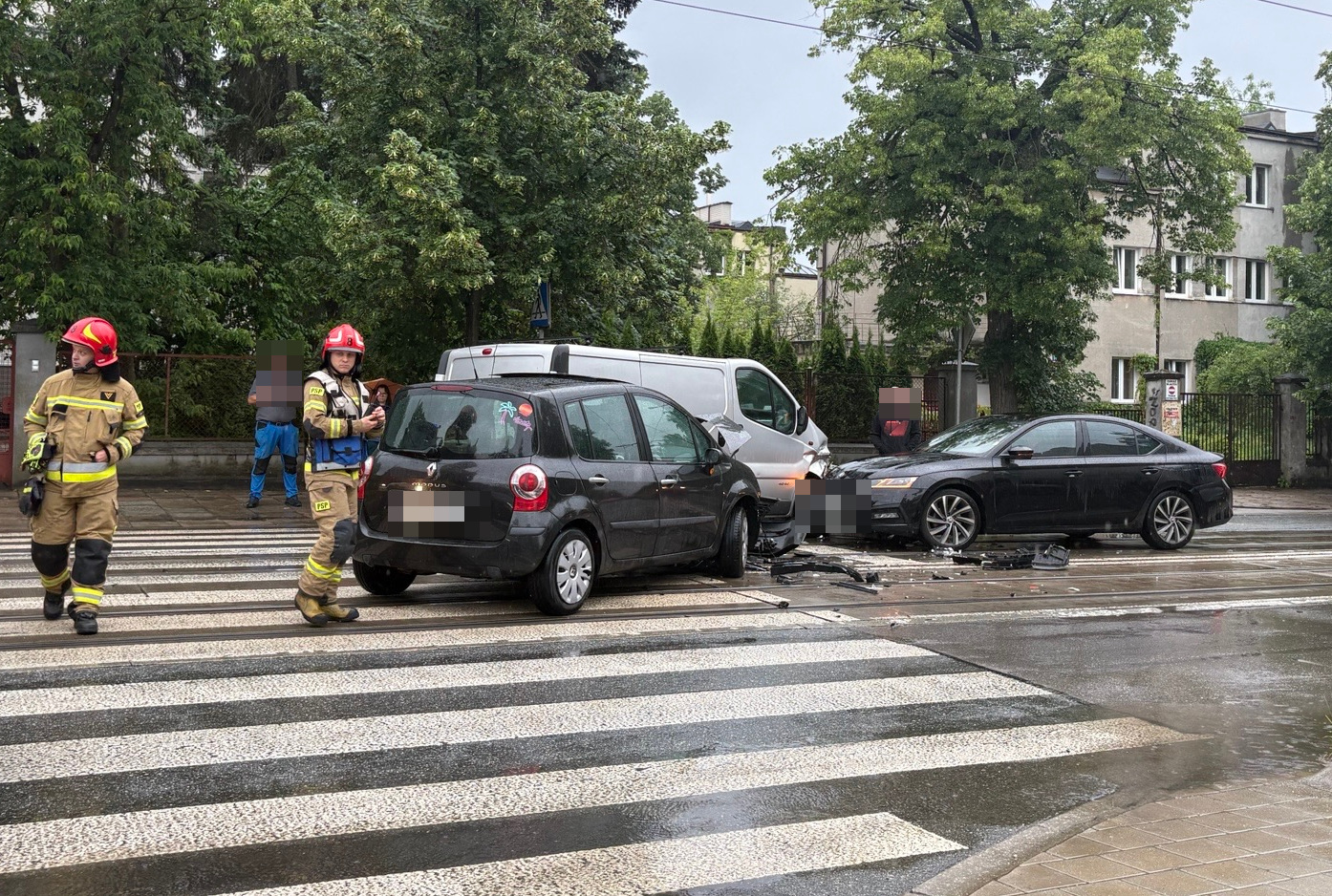Stoją tramwaje na Narutowicza. Przejazd blokują 3 rozbite samochody