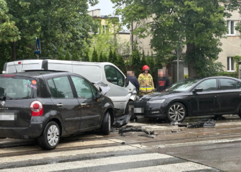 Stoją tramwaje na Narutowicza. Przejazd blokują 3 rozbite samochody