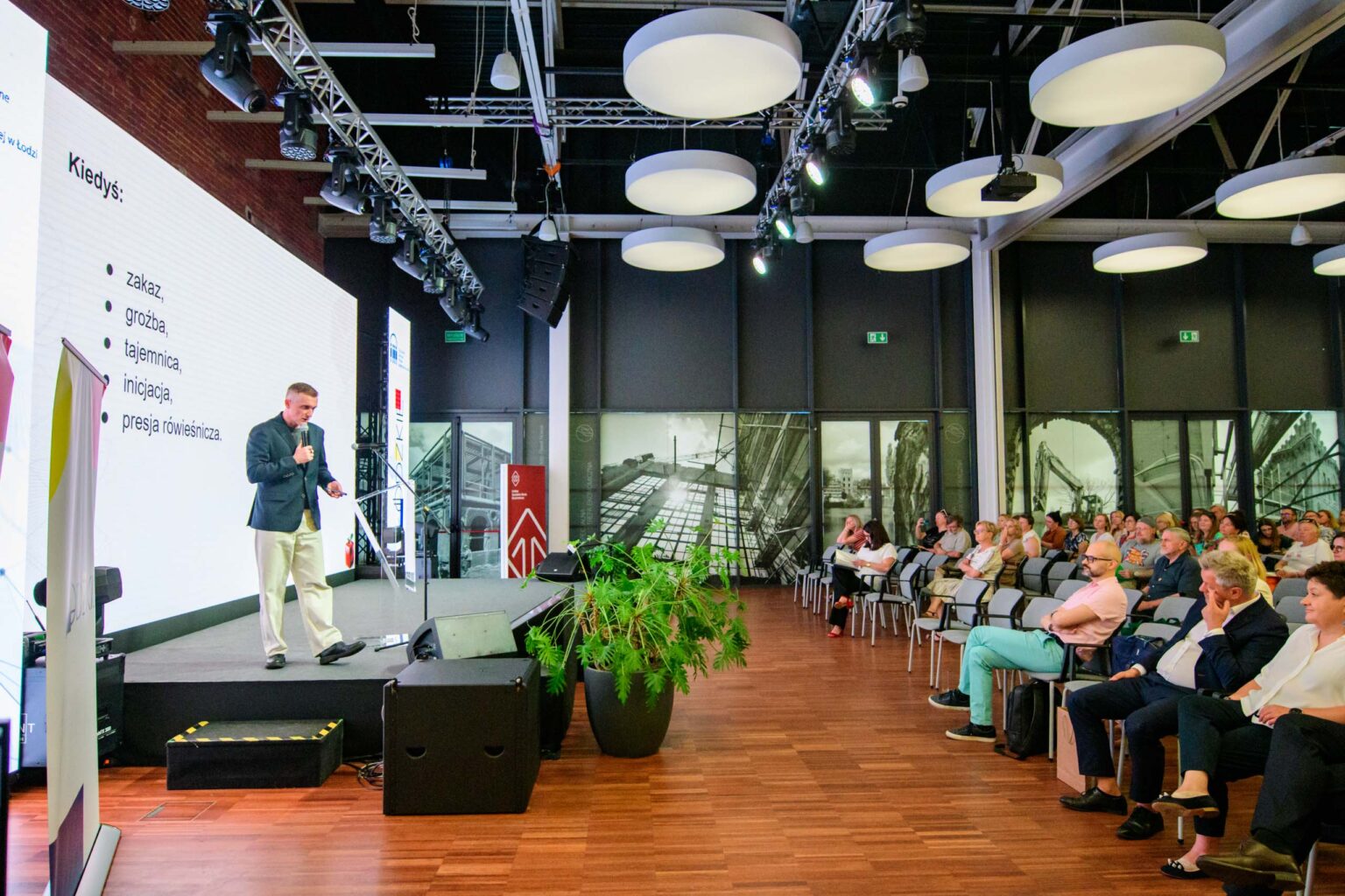 Konferencja o problamach narkotykowych w ŁSSE fot Sebastian szwajkowski_2 Konferencja o problamach narkotykowych w LSSE fot Sebastian szwajkowski 2