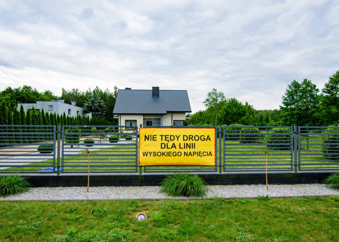 Protest mieszkańców Modlicy. Sprzeciwiają się planowanej trasie linii wysokiego napięcia [ZDJĘCIA]