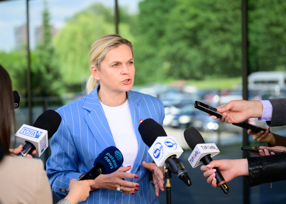 Zakaz używania smartofnów w szkołach. Rząd pochyli się nad tematem