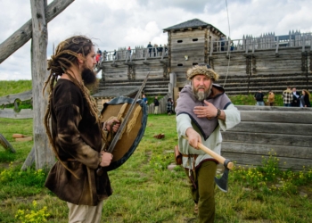 Piknik archeologiczny w Tumie koło Łęczycy. Rycerze, łucznicy i średniowieczne pokazy