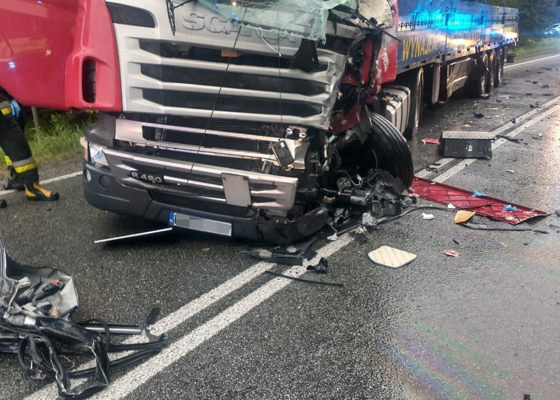 Zderzenie ciężarówki z busem. Wypadek śmiertelny w Mysłakowie