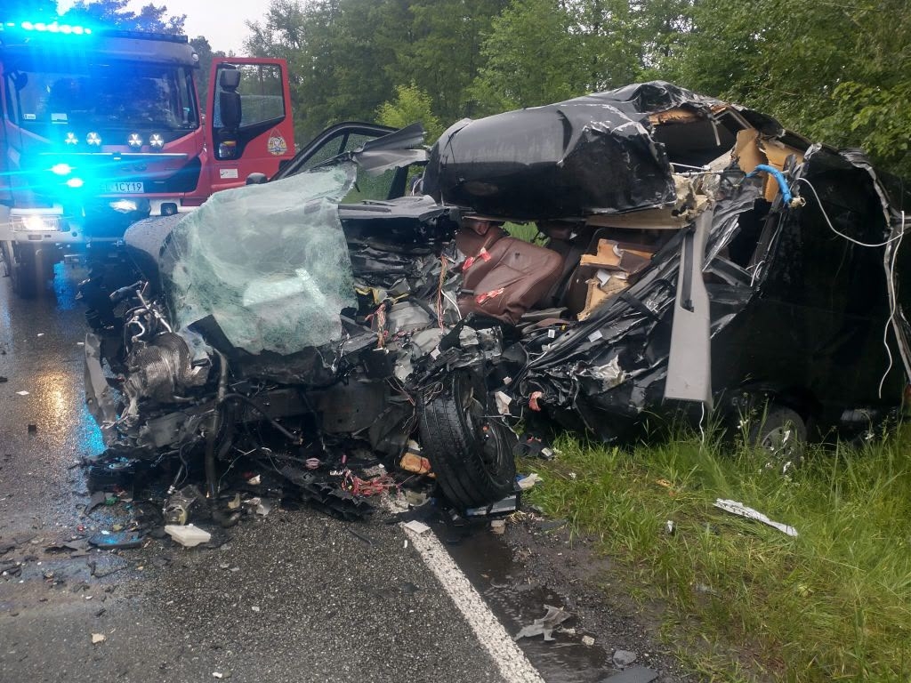 Zderzenie ciężarówki z busem. Wypadek śmiertelny w Mysłakowie