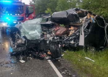 Zderzenie ciężarówki z busem. Wypadek śmiertelny w Mysłakowie