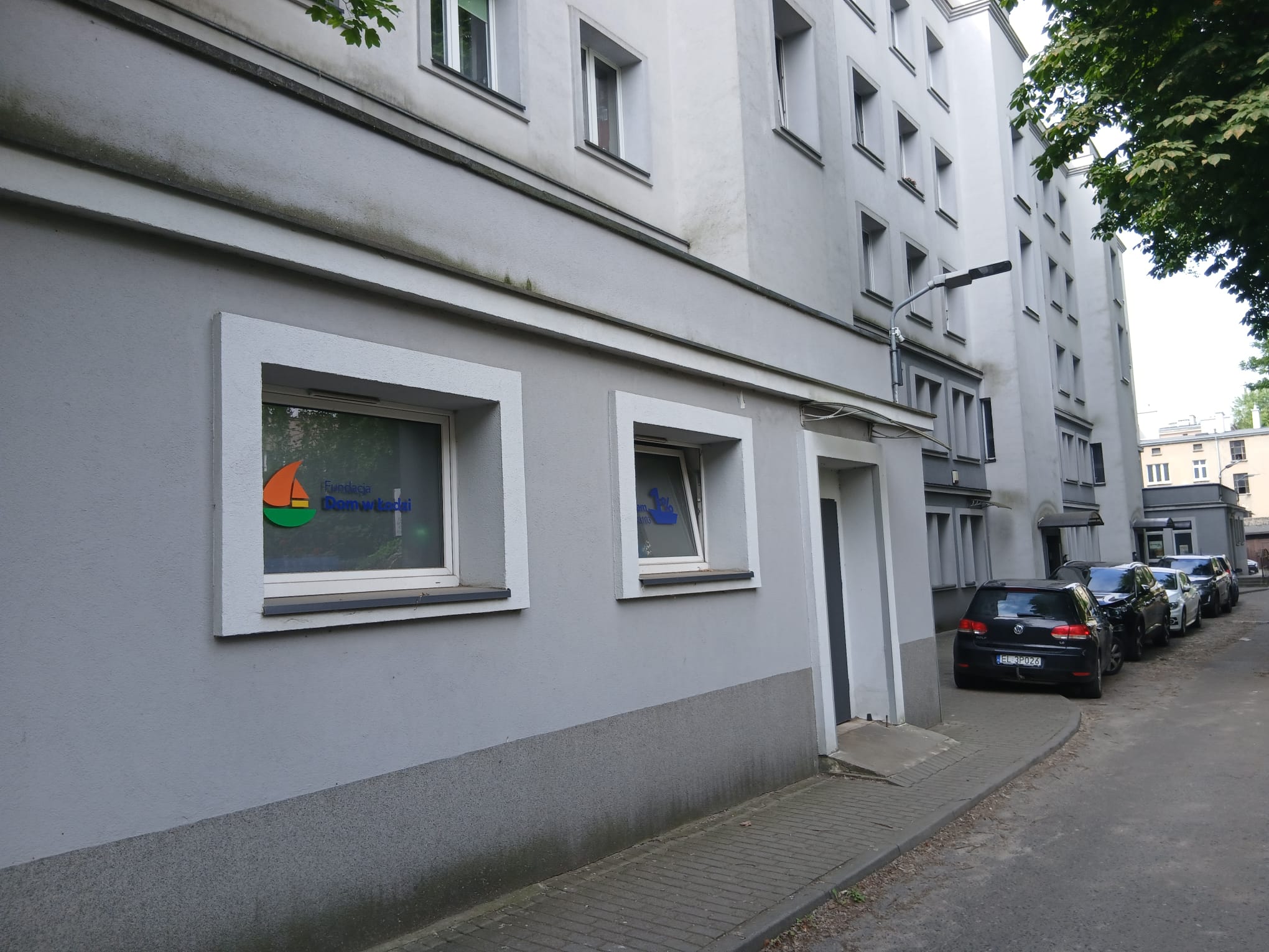 Zniszczone samochody pracowników Fundacji „Dom w Łodzi”. Pokłosie walki o miejsca parkingowe przy Wierzbowej? 1 Zniszczone samochody pracowników Fundacji „Dom w Łodzi”. Pokłosie walki o miejsca parkingowe przy Wierzbowej?