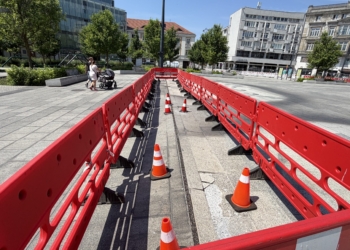Kolejna usterka na Placu Wolności w Łodzi. „Winne są skrajnie wysokie temperatury”