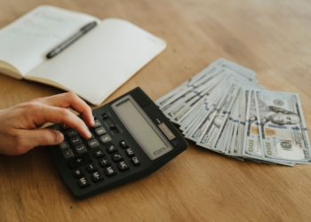 Długi po zamknięciu fabryk i bezrobocie. Jak transformacja gospodarcza Łodzi zostawiła część mieszkańców w finansowej pułapce