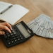 Długi po zamknięciu fabryk i bezrobocie. Jak transformacja gospodarcza Łodzi zostawiła część mieszkańców w finansowej pułapce