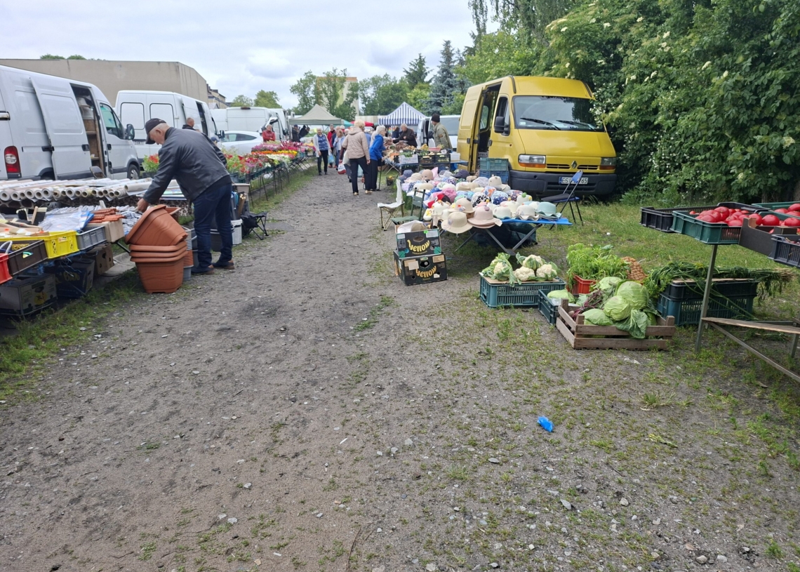 Brak parkingu i oświetlenia oraz zardzewiałe boksy. Targowisko w Sieradzu czeka na modernizację 1 Brak parkingu i oświetlenia oraz zardzewiałe boksy. Targowisko w Sieradzu czeka na modernizację