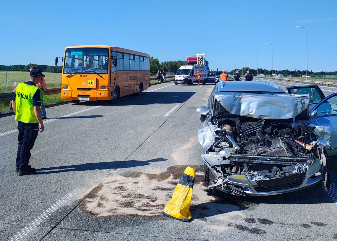 Wypadek na S8. 42-latek zasnął za kierownicą i uderzył w autokar szkolny