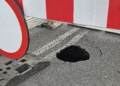 Zapadlisko na Zdrowiu. Ulica Siewna zamknięta do końca tygodnia [ZDJĘCIA]