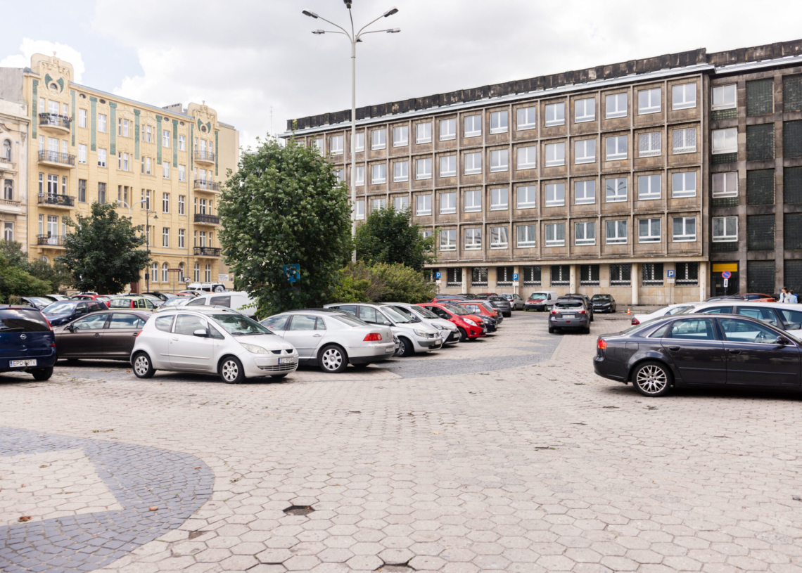 Drzewa i ławki w miejsce parkingu. Plac 4 Czerwca czeka rewolucja 1 Drzewa i ławki w miejsce parkingu. Plac 4 Czerwca czeka rewolucja