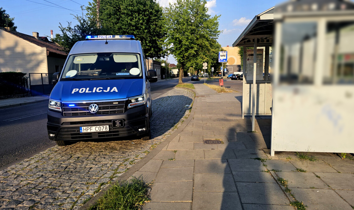 Policjanci pomogli 3-latkowi. Chłopiec zasłabł na przystanku w Piotrkowie Trybunalskim