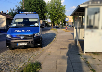 Policjanci pomogli 3-latkowi. Chłopiec zasłabł na przystanku w Piotrkowie Trybunalskim 1 Policjanci pomogli 3-latkowi. Chłopiec zasłabł na przystanku w Piotrkowie Trybunalskim