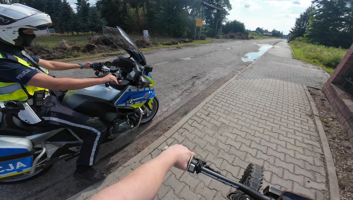 Urządził sobie rajd przed policją, który nagrywał. 17-latek po zatrzymaniu... przepraszał [ZOBACZ NAGRANIE]