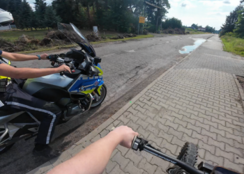 Urządził sobie rajd przed policją, który nagrywał. 17-latek po zatrzymaniu... przepraszał [ZOBACZ NAGRANIE]