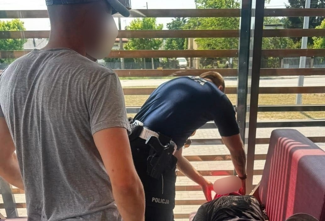 Udar cieplny na stacji paliw w Zgierzu. Szybka reakcja policjantów uratowała 37-latka 1 Udar cieplny na stacji paliw w Zgierzu. Szybka reakcja policjantów uratowała 37-latka