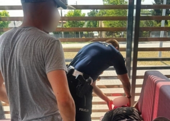 Udar cieplny na stacji paliw w Zgierzu. Szybka reakcja policjantów uratowała 37-latka